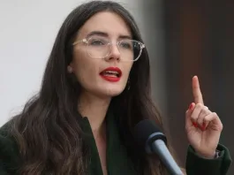 Camila Vallejo respalda a Gabriel Boric en medio de la controversia actual.