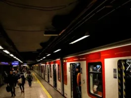 Usuarios del Metro de Santiago reportan olores desagradables en varias estaciones.