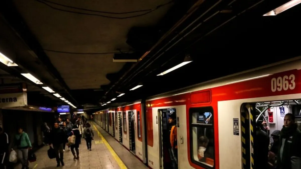 Usuarios del Metro de Santiago reportan olores desagradables en varias estaciones.