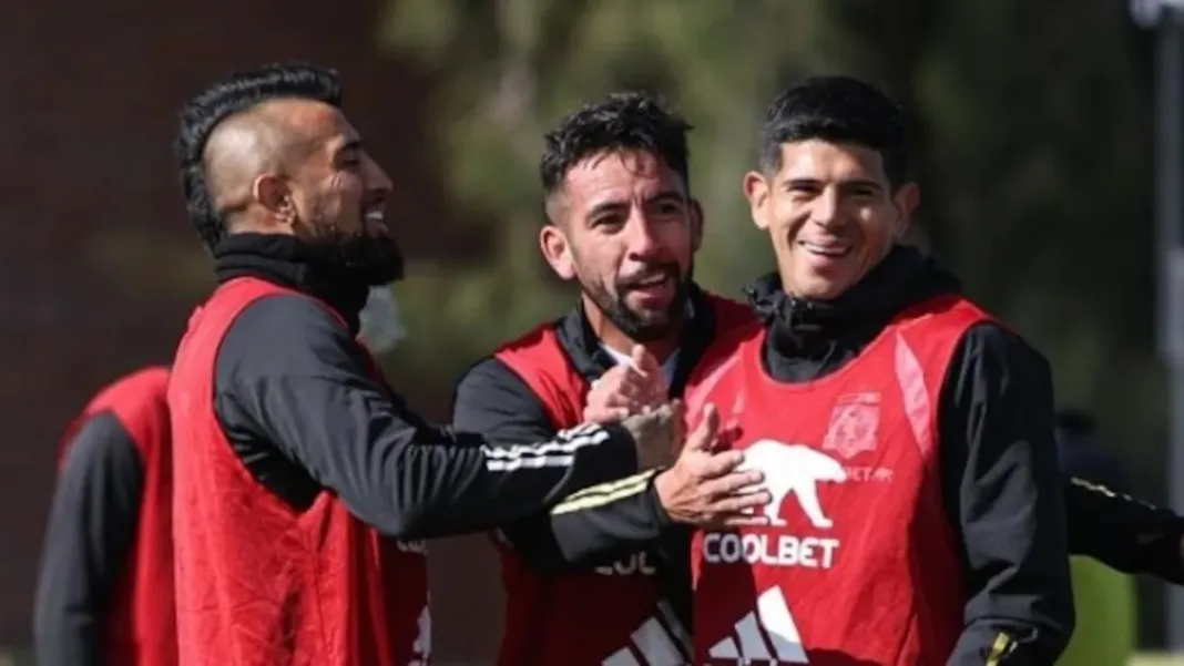 Mauricio Isla se une a la celebración que desató controversia en Vitacura.