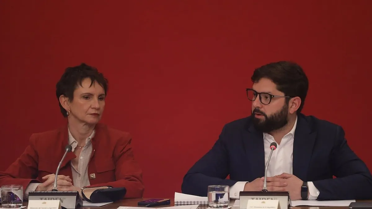 Boric respalda a ministra del Interior tras caso Monsalve; reconoce debilidad en confianzas.