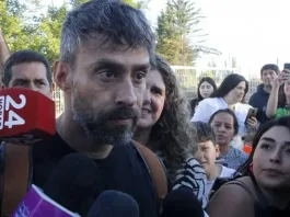 Jorge Valdivia enfrenta la prensa tras su caótica salida de la cárcel de Rancagua.