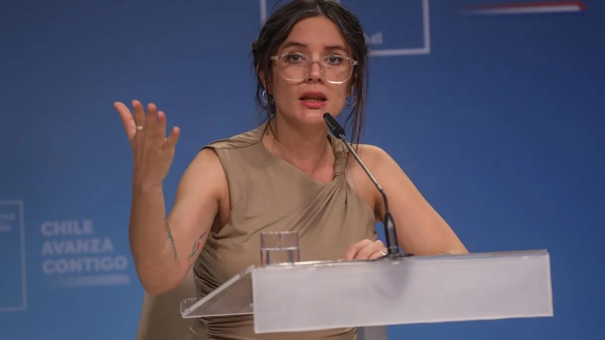 La ministra Camila Vallejo demanda claridad a las AFP sobre sus gastos publicitarios.