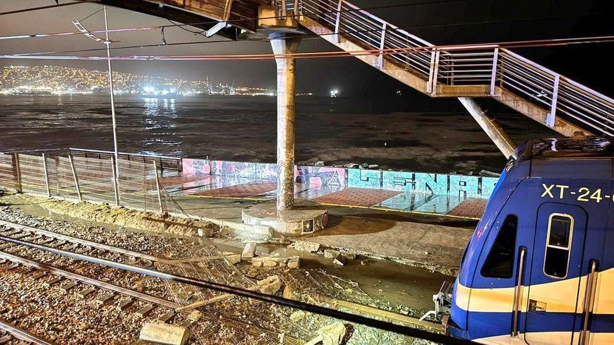 Metro de Valparaíso ajusta su operación por marejadas en el borde costero. Metro de Valparaíso ajusta su operación por marejadas en el borde costero.