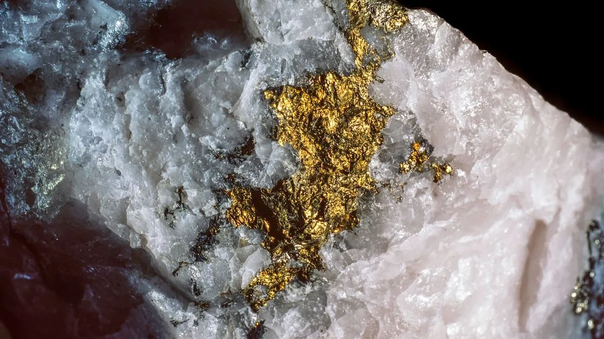 Expertos revelan el proceso del oro que emerge en la minería moderna.