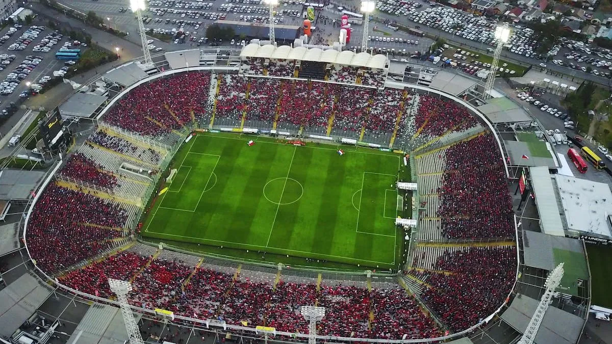 Maqueta del nuevo Estadio Monumental de Colo Colo: doble bandeja y techado. Maqueta del nuevo Estadio Monumental de Colo Colo: doble bandeja y techado.