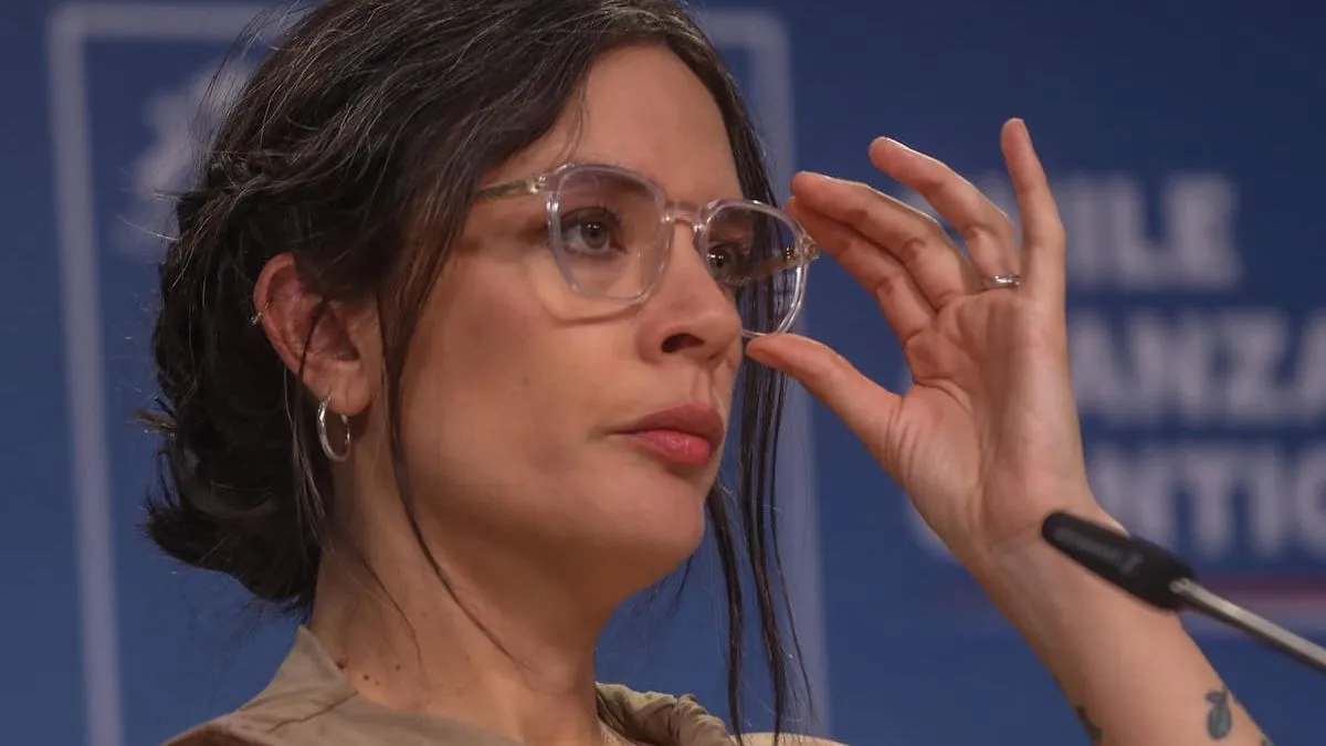 El gobierno defiende su postura ante críticas sobre la regularización en estudio.