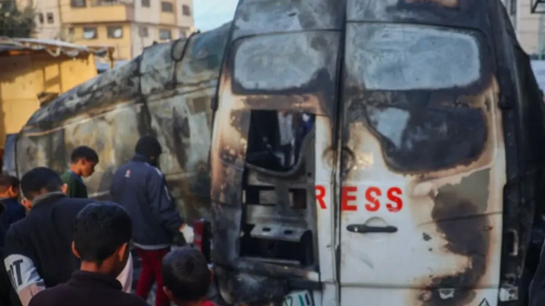 Israel ataca furgón de prensa en hospital de Gaza