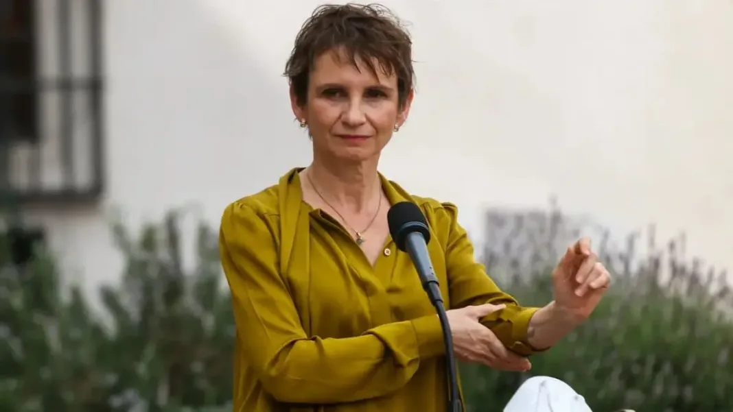 Ministra Tohá calma tensiones tras descuelgue del PC y FA en votación clave.