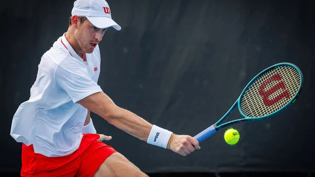 Nicolás Jarry avanza en Brisbane tras vencer a rival argentino en primera ronda.