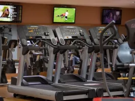 Cadena de gimnasios en Chile se reorganiza judicialmente para evitar quiebra.