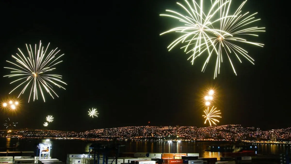 Valparaíso cancela fuegos artificiales en Laguna Verde debido a marejadas.