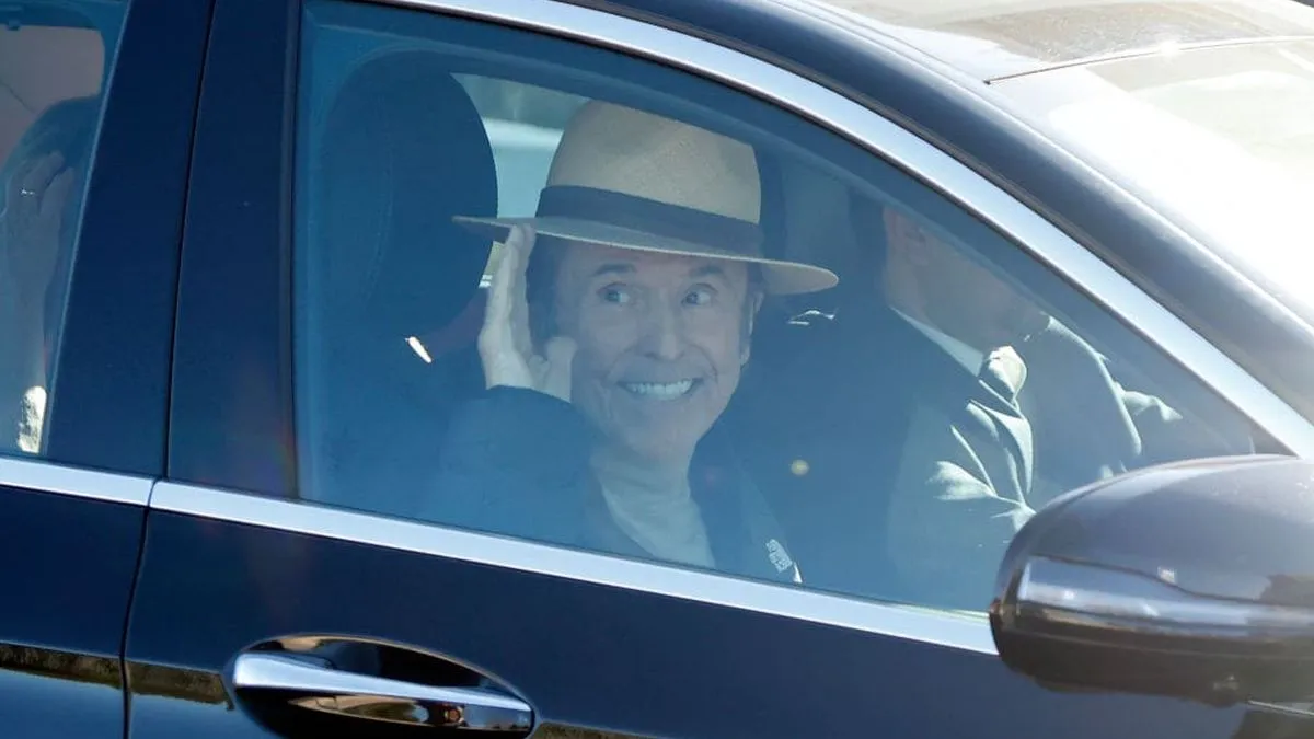 Raphael regresa a casa tras 10 días de hospitalización y se muestra optimista.