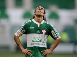 Jorge Valdivia deberá indemnizar a comentarista brasileño tras fallo en Sao Paulo.