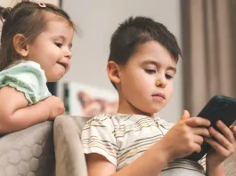 Experta de Harvard: el uso de pantallas en niños tiene efectos similares a las drogas.