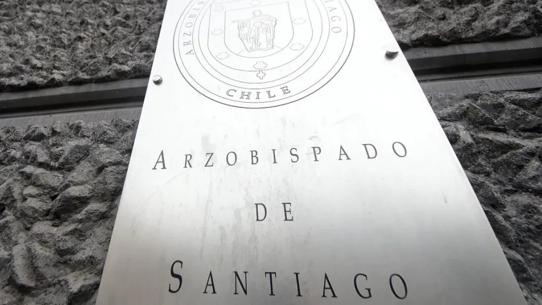 Extrabajadora denuncia maltrato en el Arzobispado de Santiago bajo la Ley Karin.