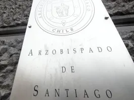 Extrabajadora denuncia maltrato en el Arzobispado de Santiago bajo la Ley Karin.