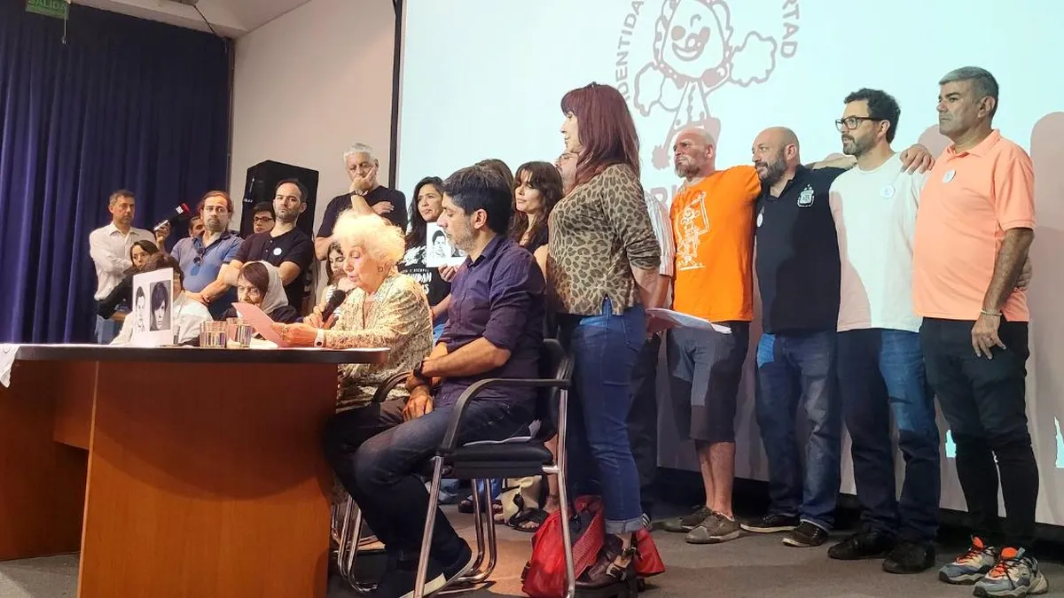 Las Abuelas de Plaza de Mayo presentan al 'nieto 138' y critican a Milei. Las Abuelas de Plaza de Mayo presentan al 'nieto 138' y critican a Milei.