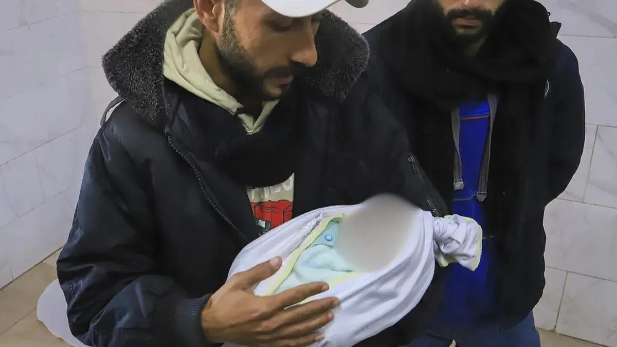 Una bebé de 3 semanas fallece por frío extremo en un campo de refugiados en Gaza. Una bebé de 3 semanas fallece por frío extremo en un campo de refugiados en Gaza.