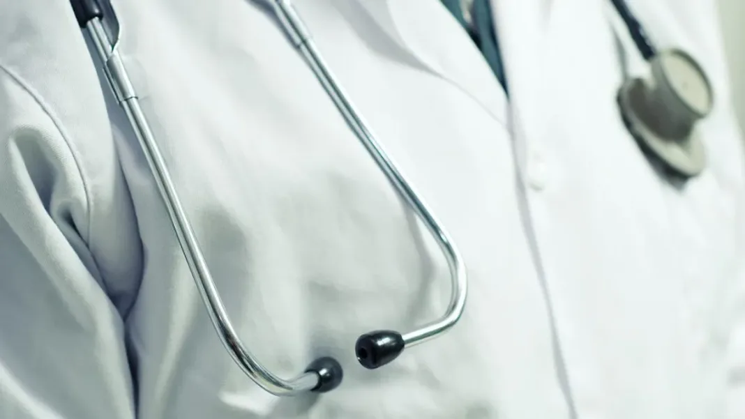 Sicario disfrazado de médico asesina a colombiano en hospital de Panamá.