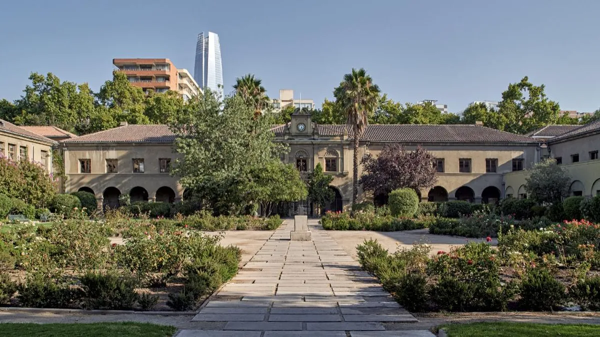 Descubre el legado del ex Santiago College en este nuevo libro patrimonial.