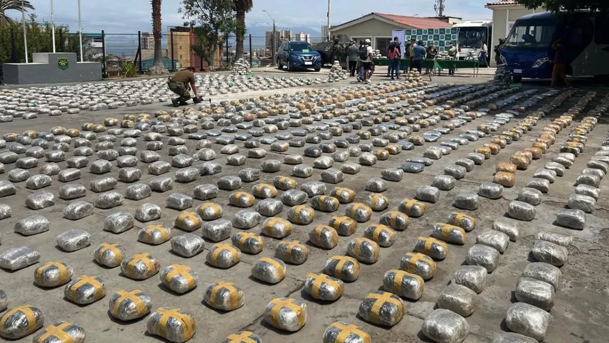 Decomiso histórico en Antofagasta: 2 toneladas de droga valoradas en más de $20 mil millones. Decomiso histórico en Antofagasta: 2 toneladas de droga valoradas en más de $20 mil millones.