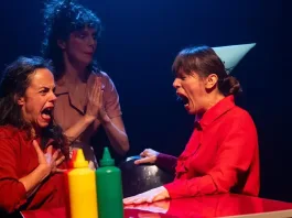 Mujeres valientes enfrentan sus miedos en la oscuridad de la noche.