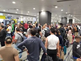 Crisis en el Aeropuerto de Santiago: aerolíneas exigen soluciones ante largas filas.