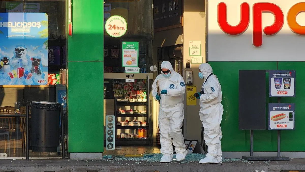 Intento de robo a cajero en Huechuraba: delincuentes usaron barricadas y miguelitos. Intento de robo a cajero en Huechuraba: delincuentes usaron barricadas y miguelitos.