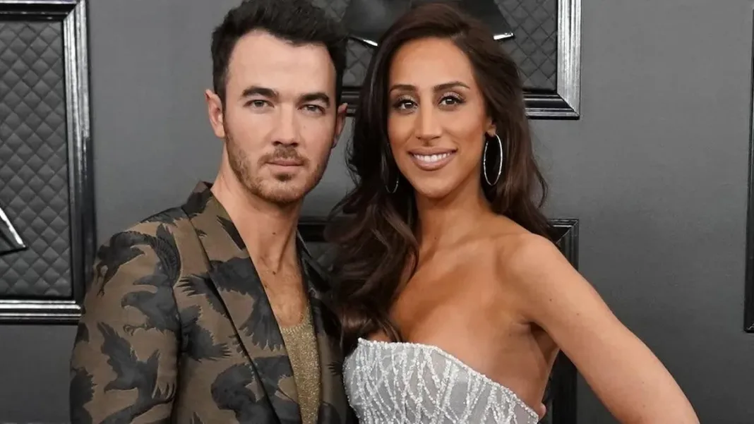 Kevin Jonas comparte su secreto para un matrimonio exitoso de 15 años.