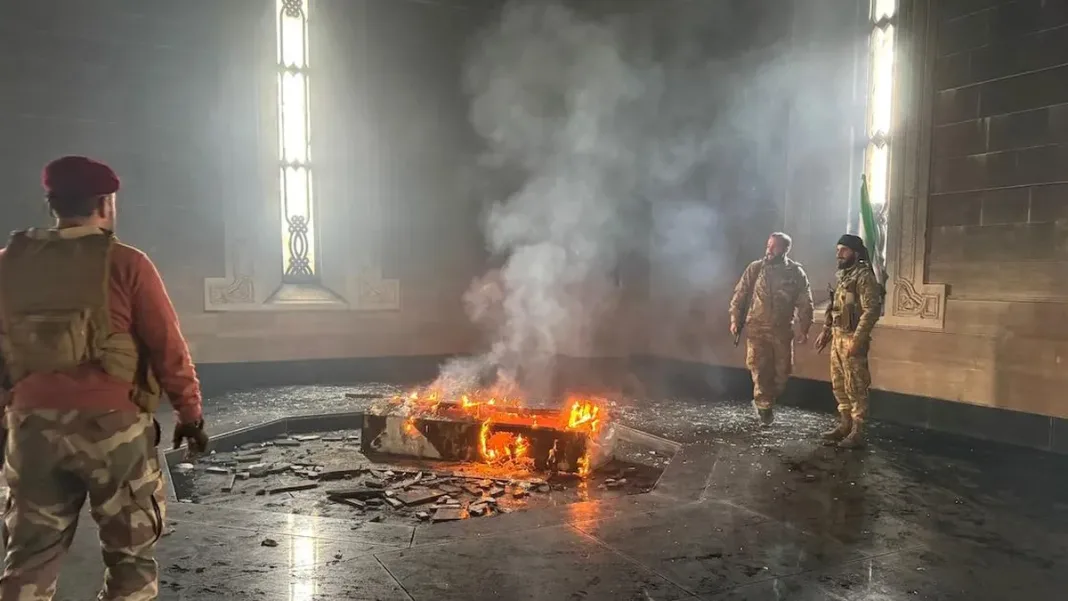 Rebeldes sirios incendian el mausoleo de Hafez Al Assad en un acto de protesta.