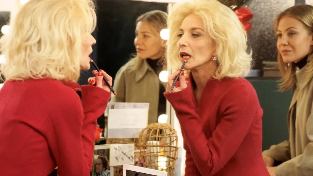 Cecilia Roth rinde homenaje a Marisa Paredes y su legado en 'Todo sobre mi madre'.