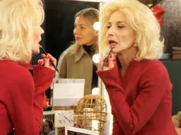 Cecilia Roth rinde homenaje a Marisa Paredes y su legado en 'Todo sobre mi madre'.