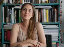 La medievalista que explora dragones en códices apocalípticos.