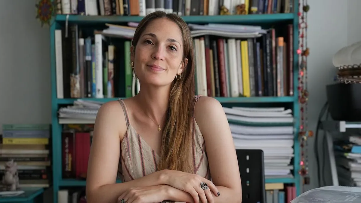 La medievalista que explora dragones en códices apocalípticos.