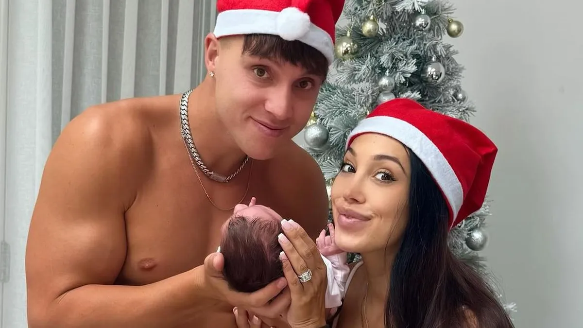 Una modelo de Only Fans celebra el nacimiento de su hija como un "milagro navideño".