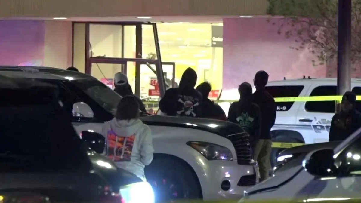 Un hombre arrolla a varias personas al conducir en un centro comercial de Texas.