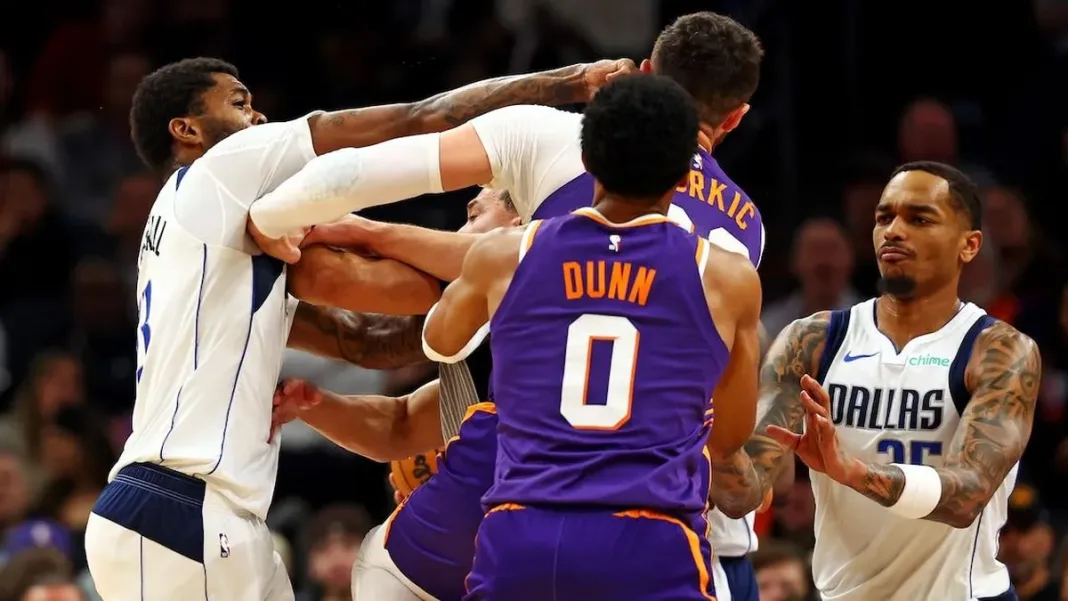 Escándalo en la NBA: tres expulsados tras una batalla campal entre Suns y Mavericks.