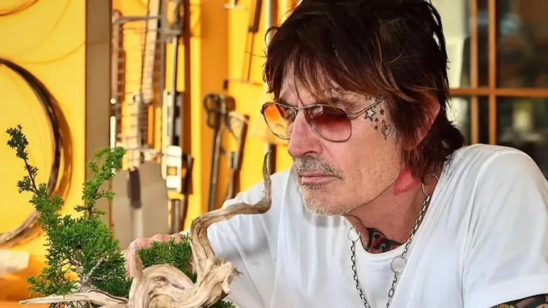 La esposa de Tommy Lee revela que él solo se ducha una vez a la semana.