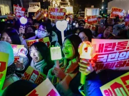 Fans del K-pop protestan contra el presidente de Corea del Sur enérgicamente.