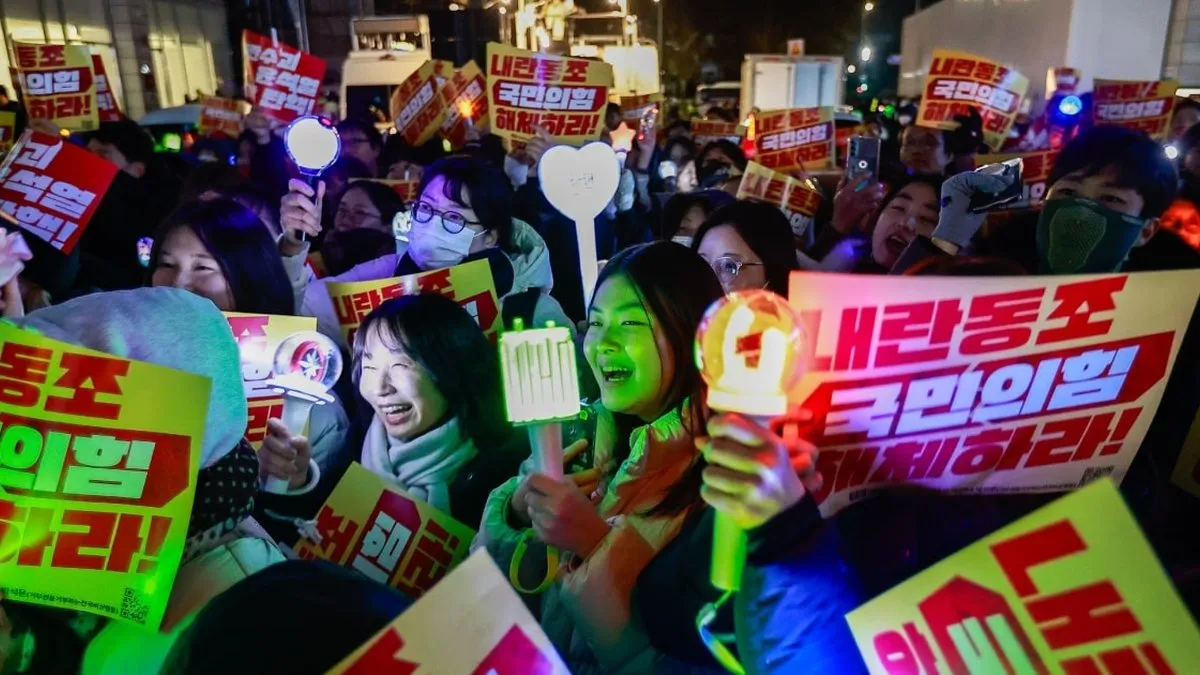 Fans del K-pop protestan contra el presidente de Corea del Sur enérgicamente.
