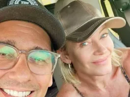 Rafa Araneda y Marcela Vacarezza celebran su nominación al Copihue de Oro por su podcast.