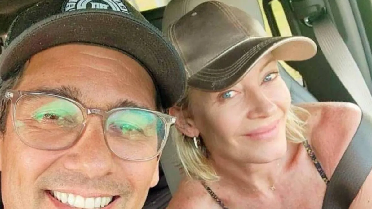 Rafa Araneda y Marcela Vacarezza celebran su nominación al Copihue de Oro por su podcast.