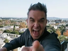 Robbie Williams habla abiertamente sobre su sexualidad y los rumores que lo rodean.