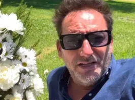 Daniel Fuenzalida rinde emotivo homenaje a sus padres en el cementerio.