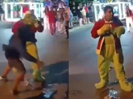 Un carabinero disfrazado de Grinch defiende a "Viejita Pascuera" de un acosador.