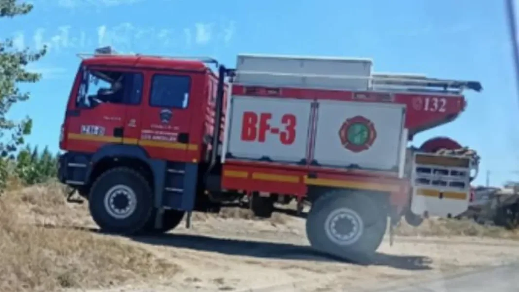 Bomberos detenidos por robar agua para llenar piscina privada en Laja.