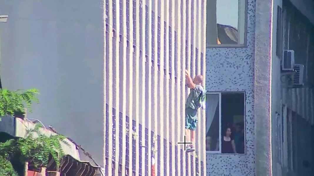 Detenido por escalar un edificio en Santiago Centro con un arma cortopunzante.