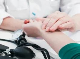 Ofertas laborales en el Ministerio de Salud con sueldos de hasta $3.4 millones.