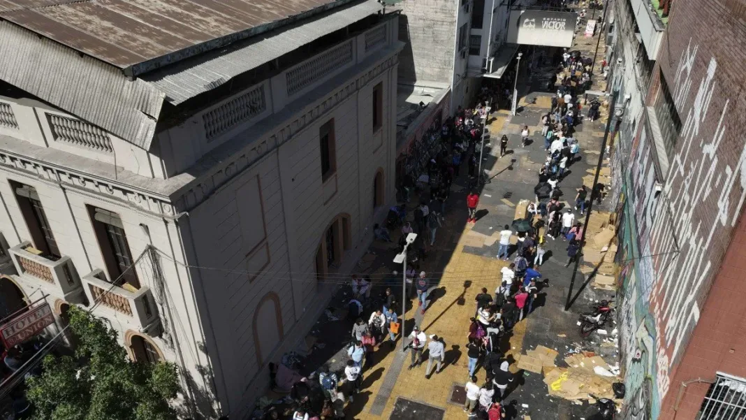 Suspenden enrolamiento de migrantes tras caos en el Estadio Víctor Jara.